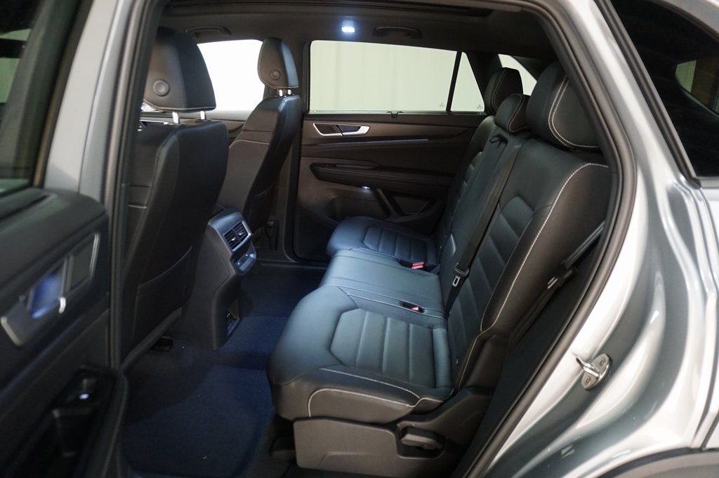 2026 Volkswagen Atlas Cross Sport SEL R-Line photo 10