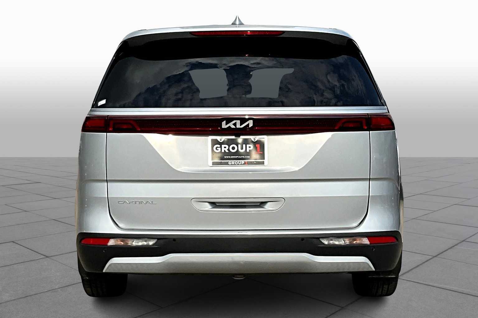 2023 Kia Carnival LX photo 3
