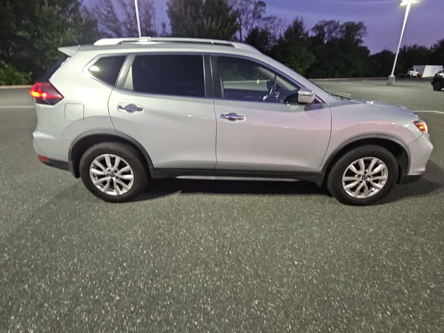 2020 Nissan Rogue SV photo 3