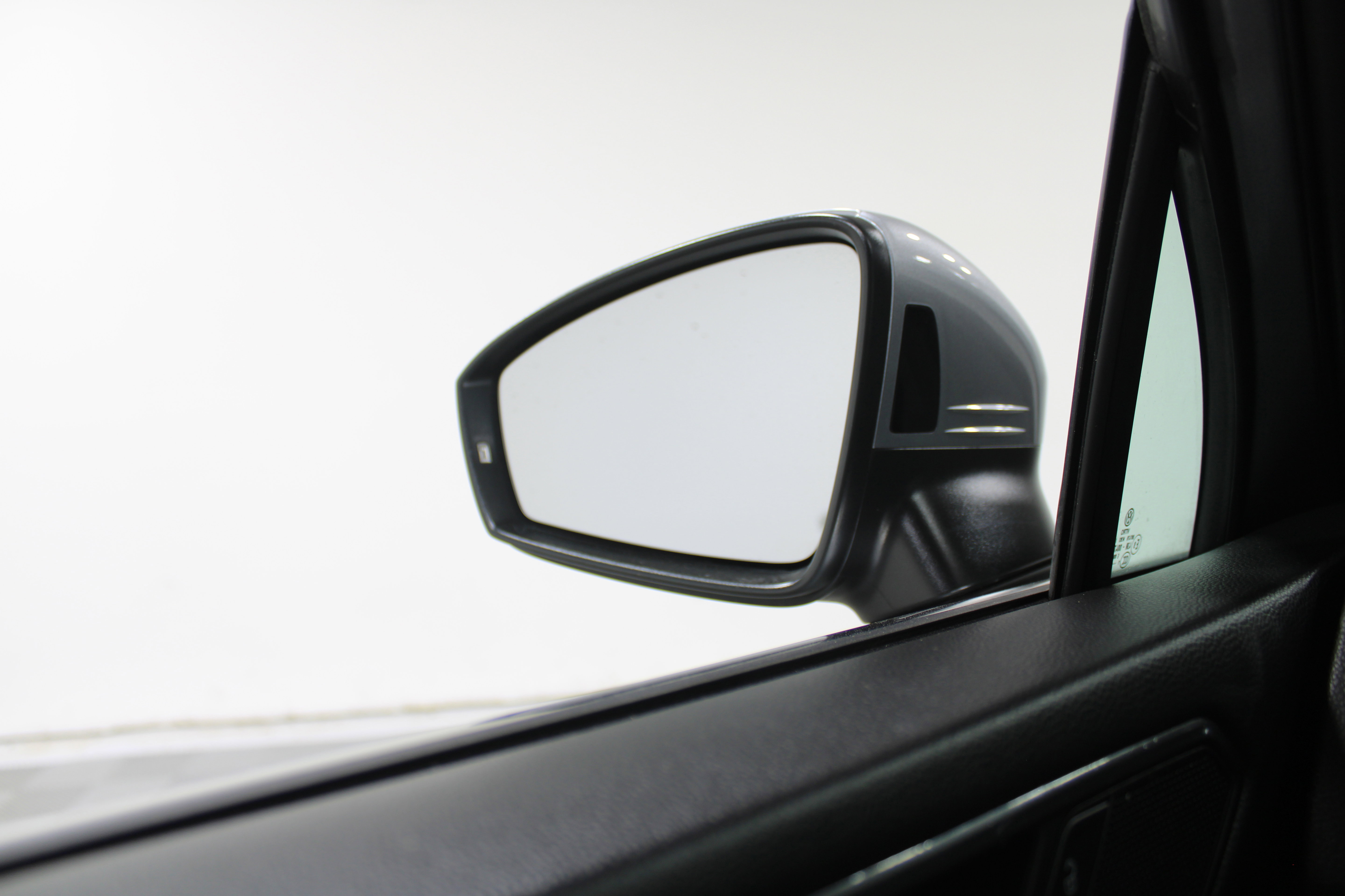 2022 Volkswagen Tiguan SE photo 2