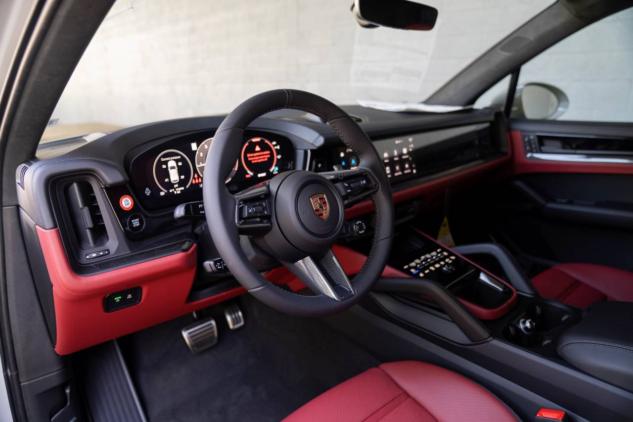 2025 Porsche Cayenne GTS photo 4