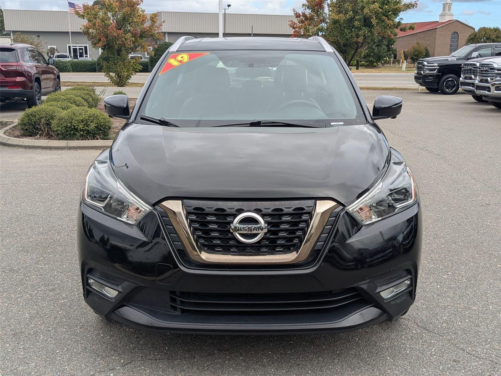 2019 Nissan Kicks SR photo 2
