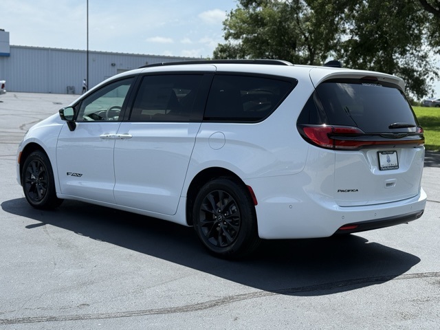 2025 Chrysler Pacifica photo 4