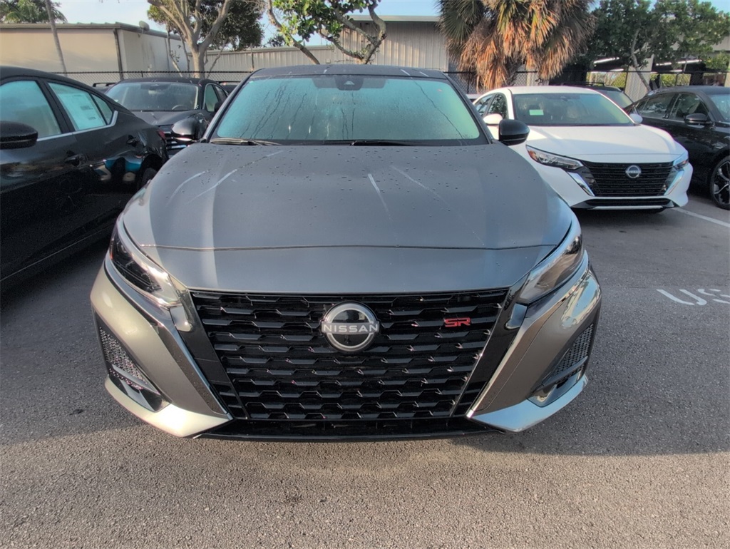 2025 Nissan Altima SR photo 3