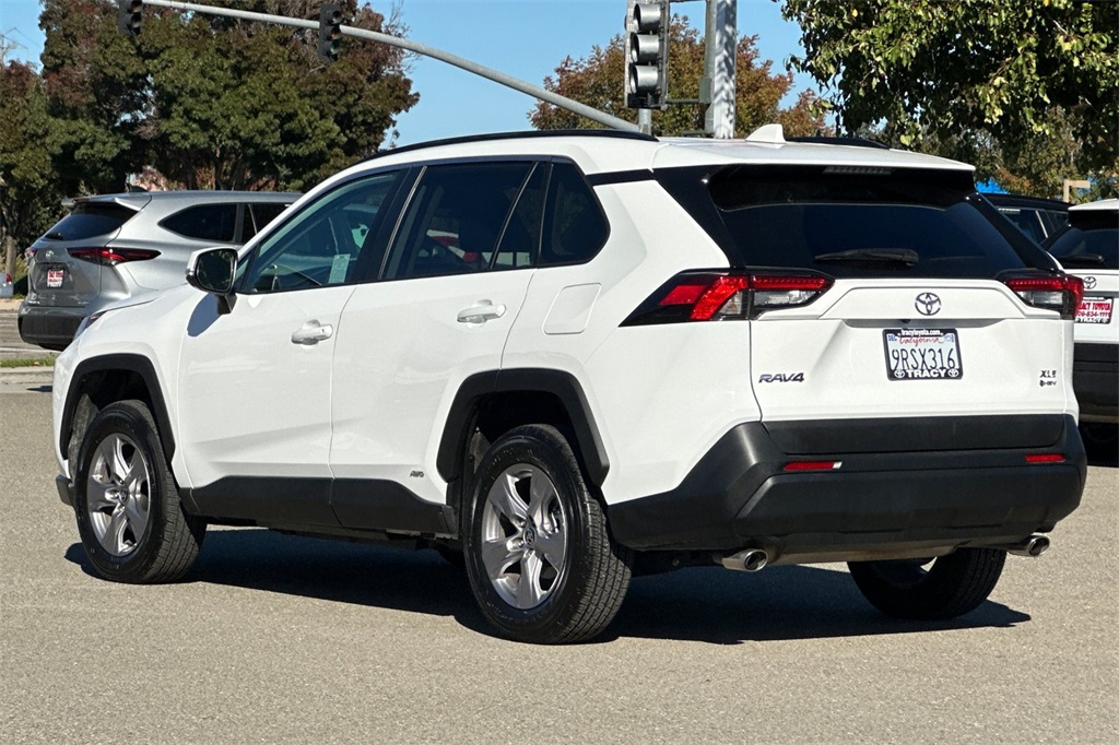 2025 Toyota RAV4 Hybrid XLE photo 4
