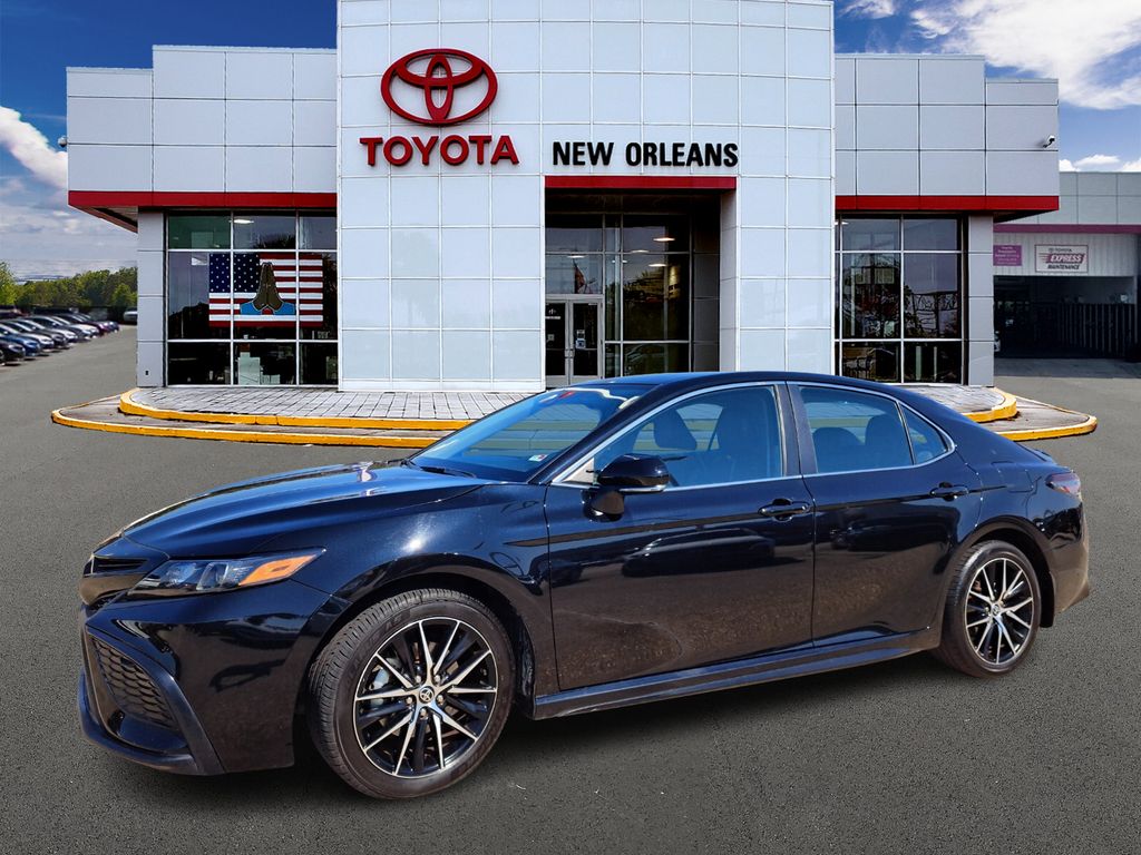 2023 Toyota Camry SE's photo