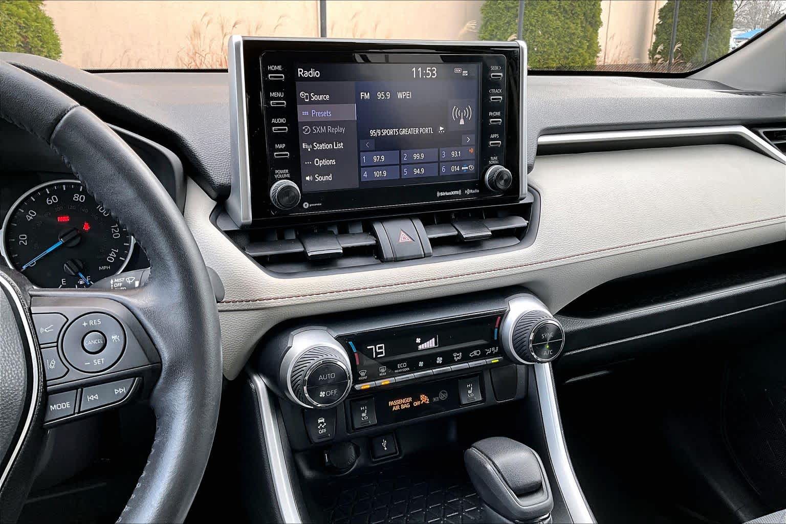 2021 Toyota RAV4 Hybrid XLE photo 3