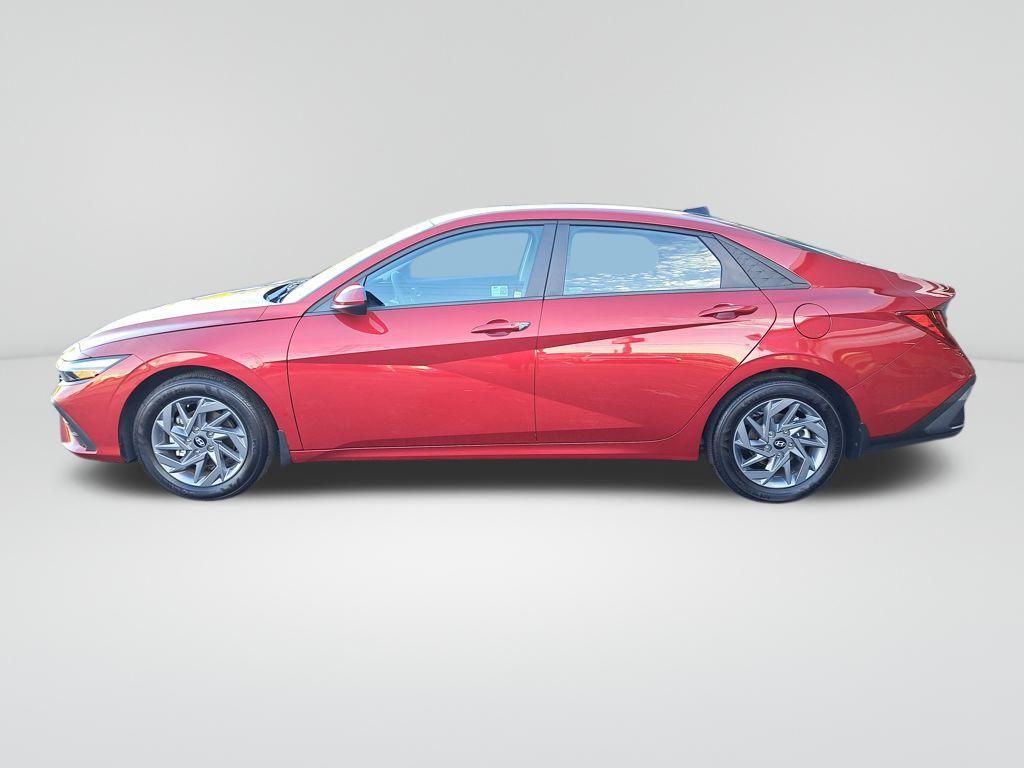 2024 Hyundai Elantra SEL photo 2