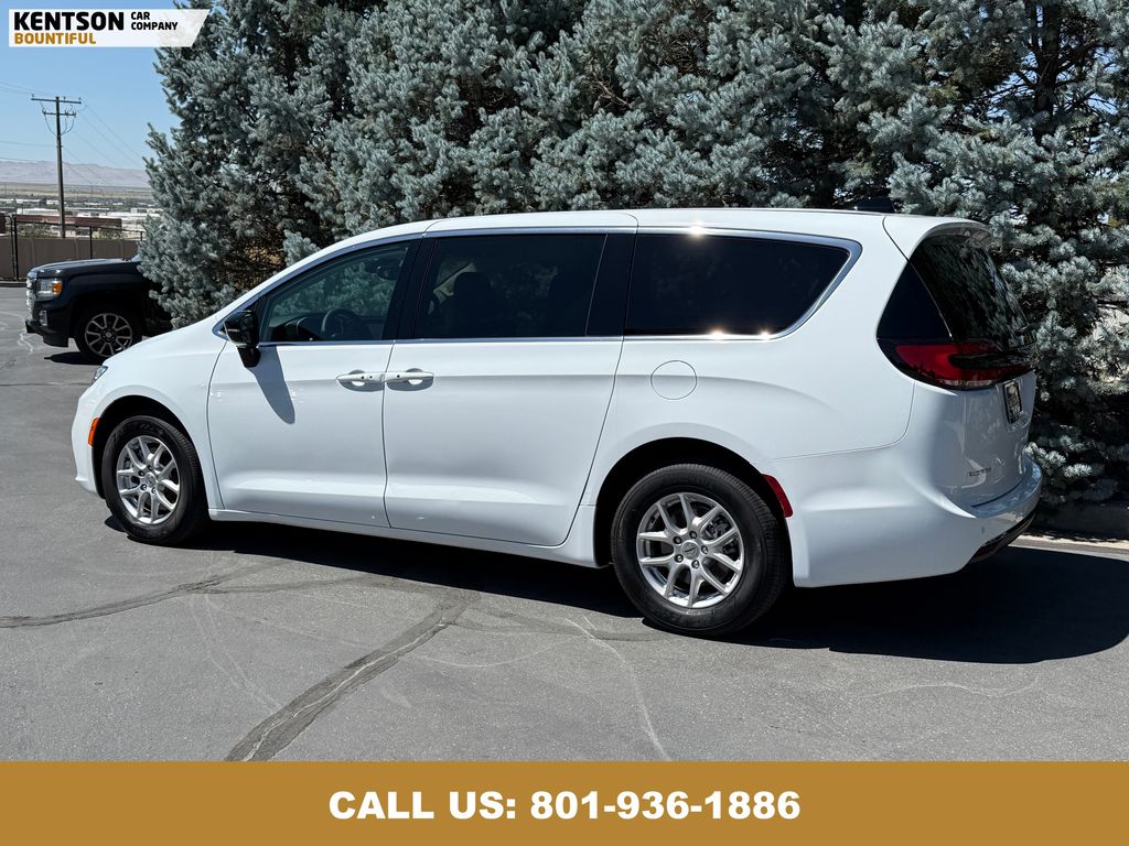 2024 Chrysler Pacifica Touring L photo 5