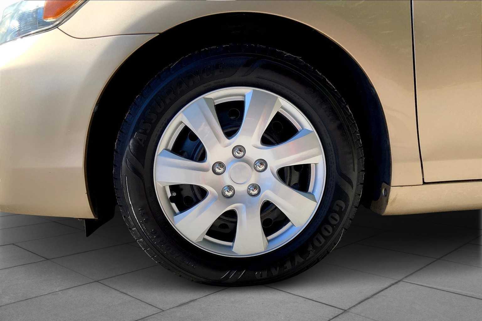 2010 Toyota Camry LE photo 10