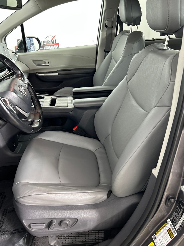 2021 Toyota Sienna XLE photo 24