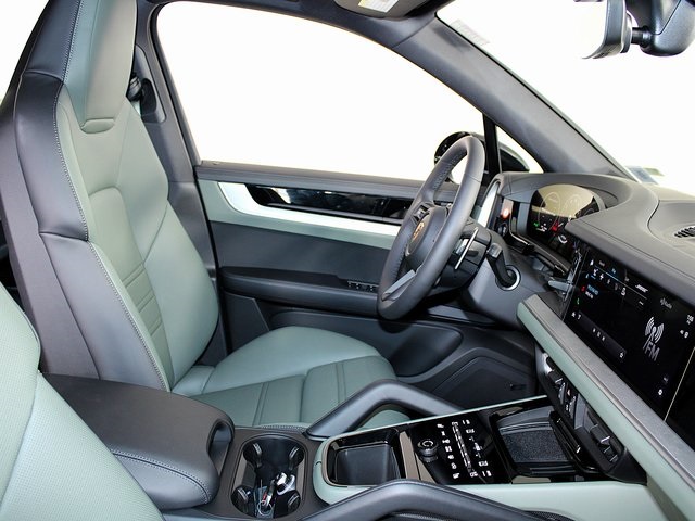 2025 Porsche Cayenne S photo 27
