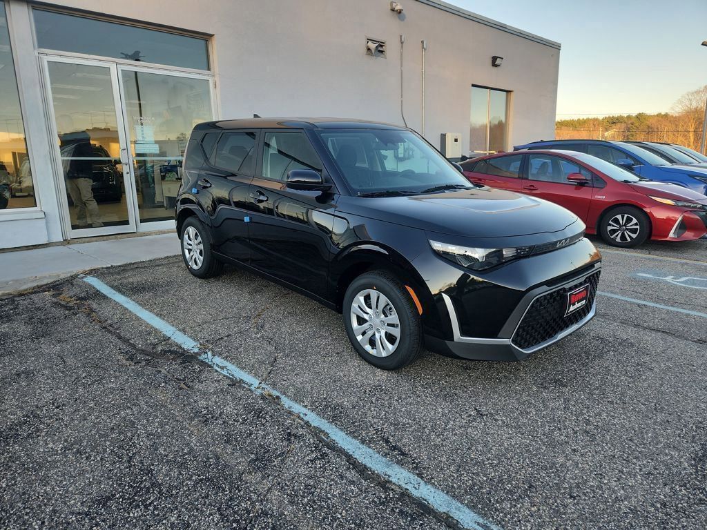 2025 Kia Soul LX's photo