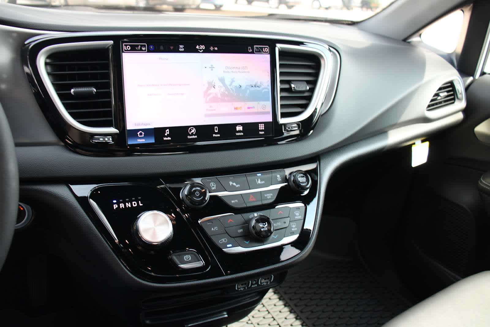 2025 Chrysler Voyager LX photo 17
