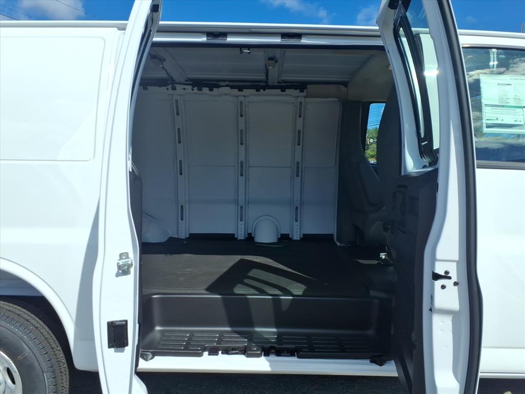 2025 Chevrolet Express Cargo 2500 photo 2