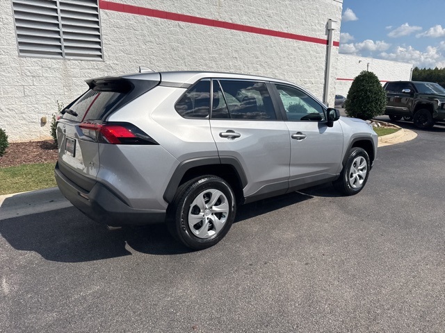 2022 Toyota RAV4 LE photo 4