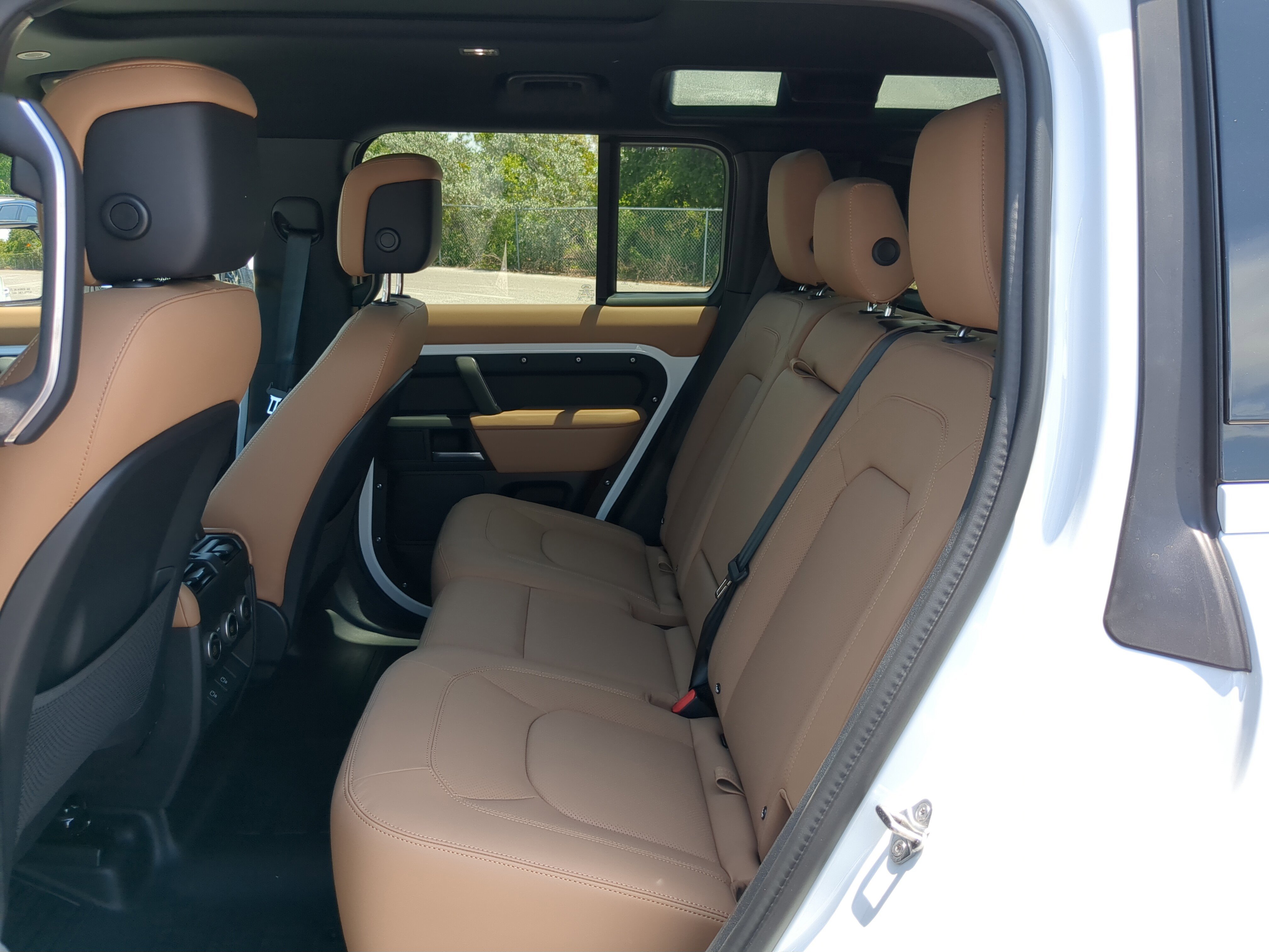 2025 Land Rover Defender X-Dynamic SE photo 13