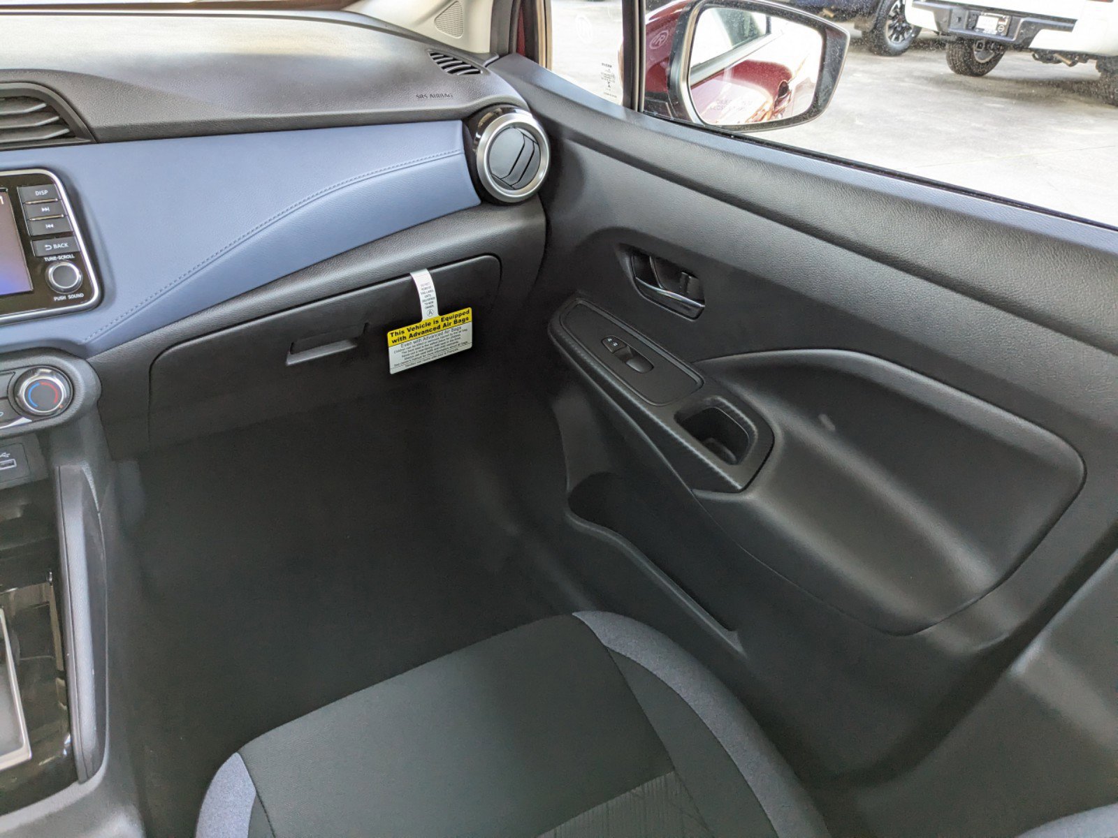 2025 Nissan Versa 1.6 SV photo 6