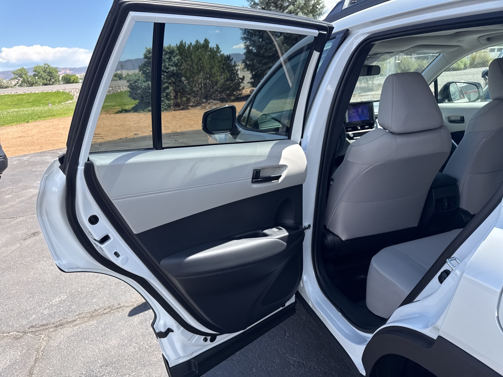 2025 Toyota Corolla Cross LE photo 24