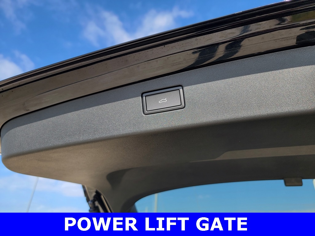 2026 Volkswagen Tiguan SE R-Line Black photo 3