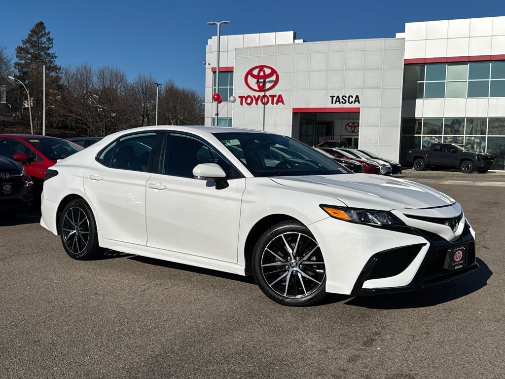 2021 Toyota Camry SE's photo