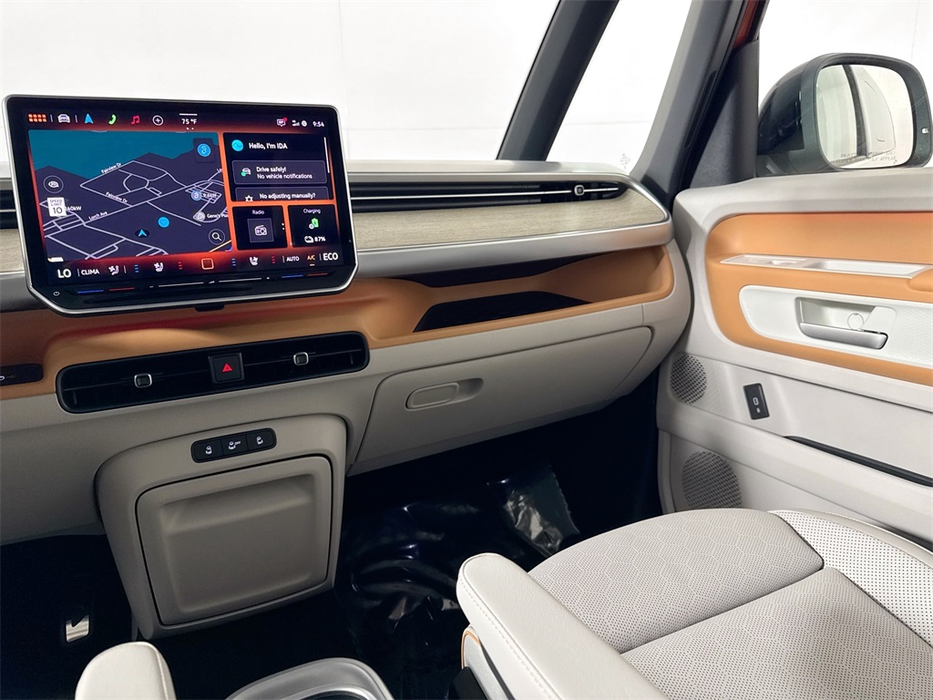2025 Volkswagen ID. Buzz Pro Plus photo 8