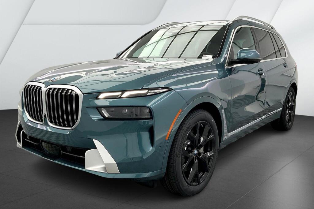 2025 BMW X7 40i's photo