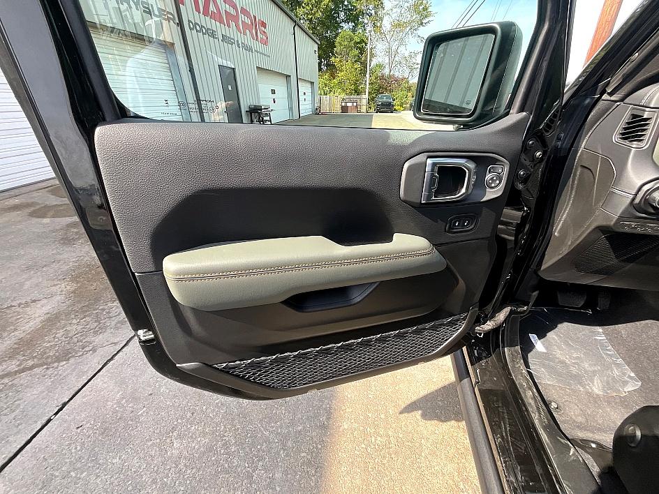 2025 Jeep Gladiator Mojave photo 11