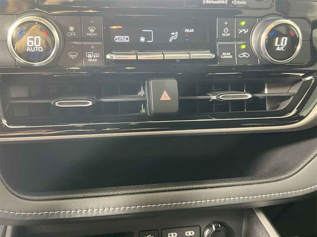 2022 Toyota Highlander LE photo 14