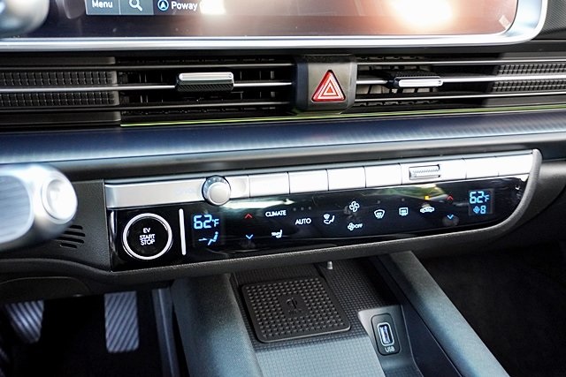 Used 2023 Gold Hyundai SEL image 26