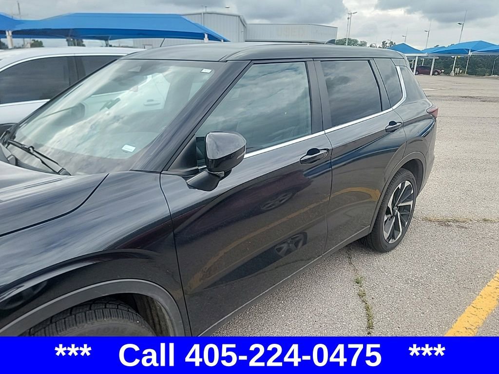 2023 Mitsubishi Outlander SE photo 3