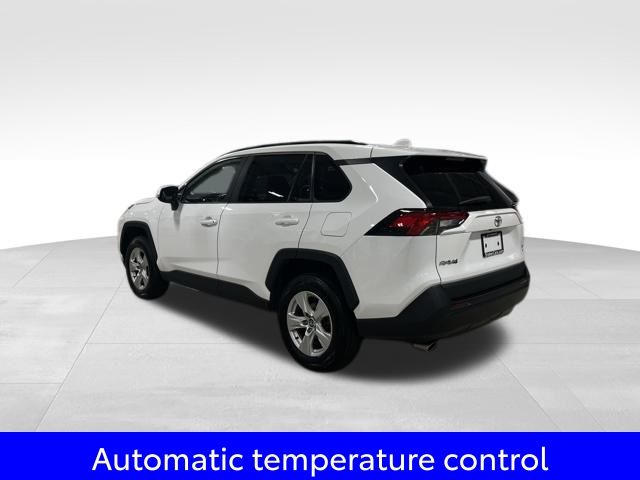 2021 Toyota RAV4 XLE photo 3
