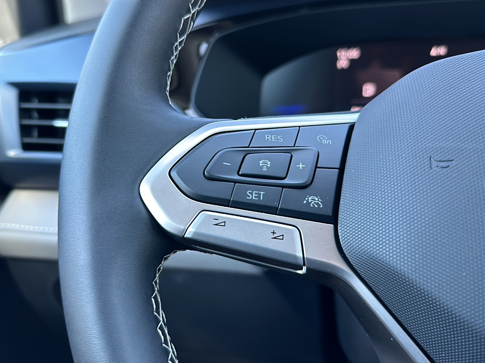 2024 Volkswagen Taos SE photo 8