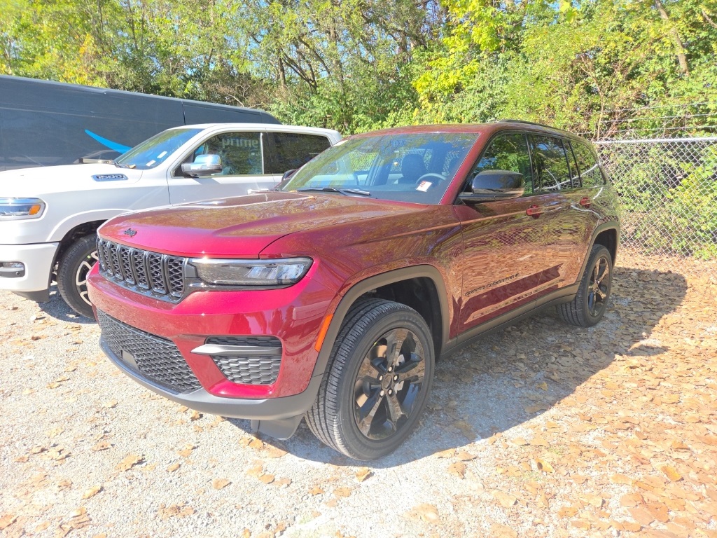 2025 Jeep Grand Cherokee Laredo Altitude photo 3