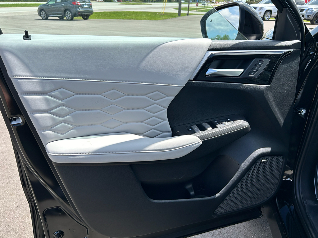 2025 Mitsubishi Outlander SEL photo 8