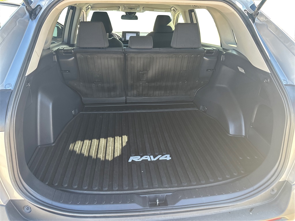 2021 Toyota RAV4 LE photo 11