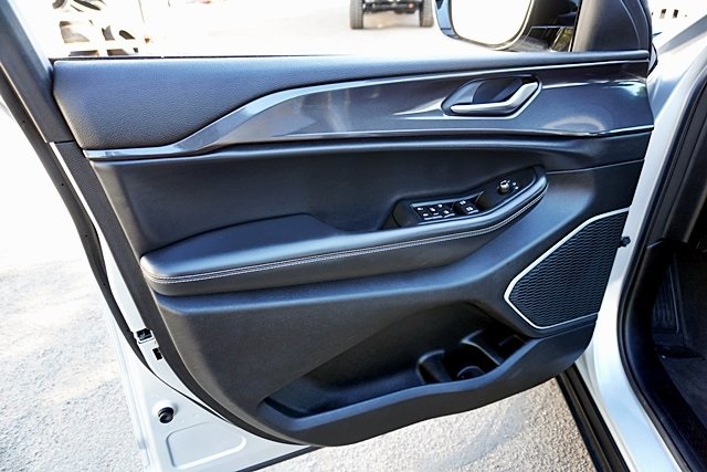 Used 2021 Silver Jeep Altitude image 24