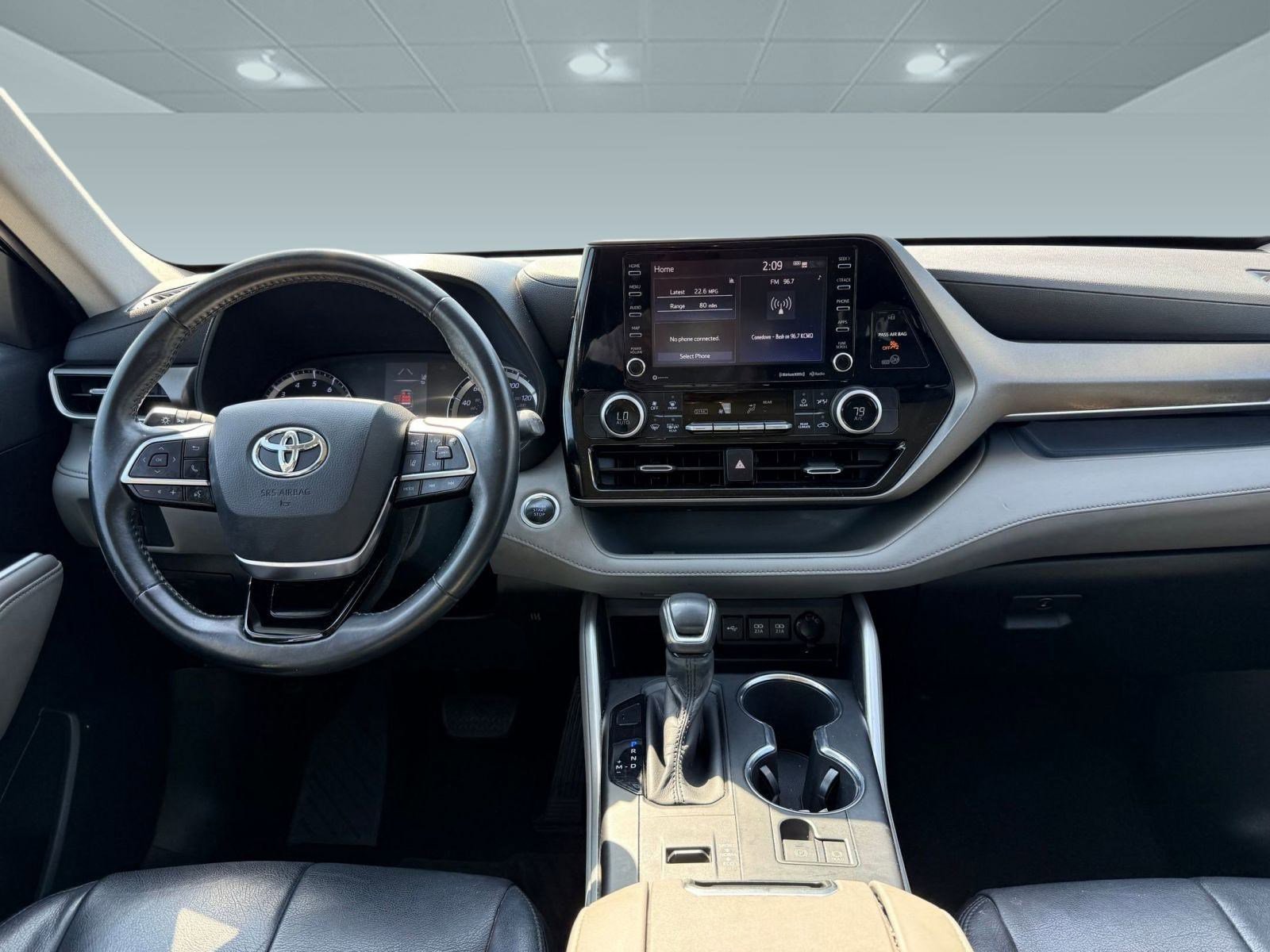 2020 Toyota Highlander LE photo 4