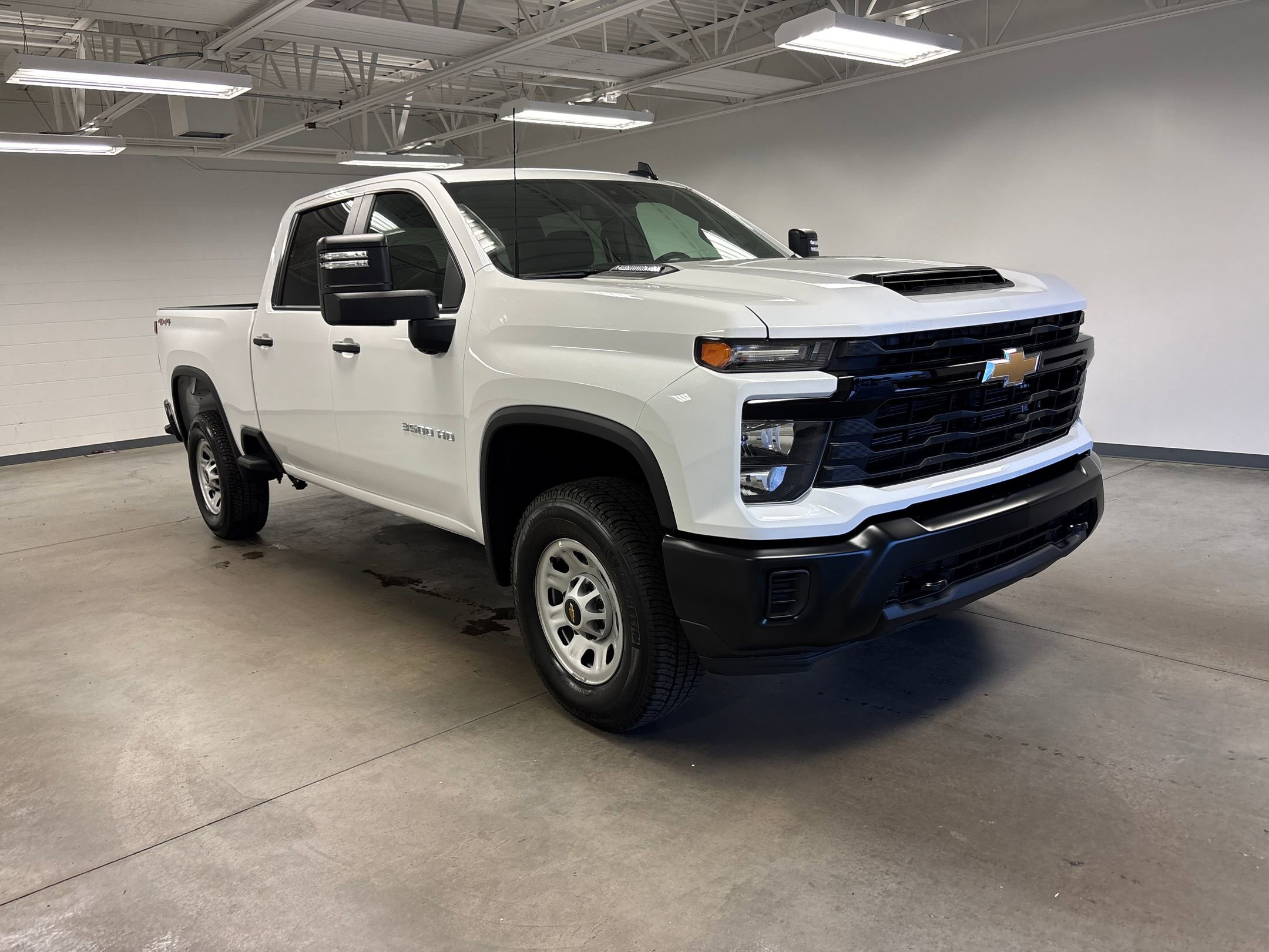 2025 Chevrolet Silverado 3500HD photo 2