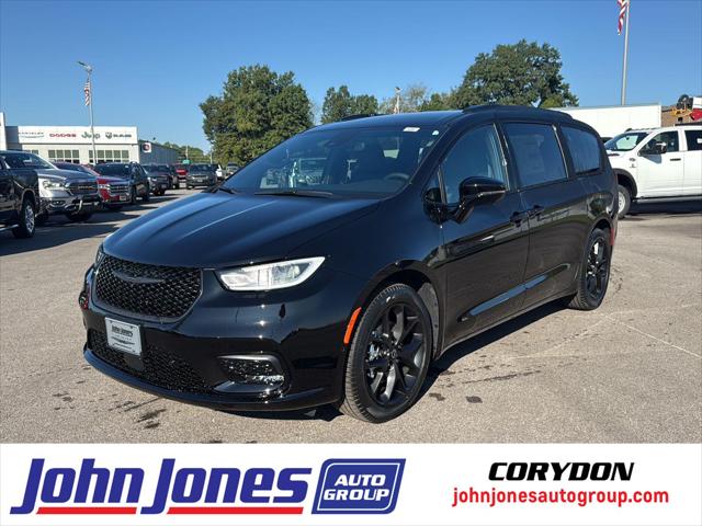 2026 Chrysler Pacifica Select's photo