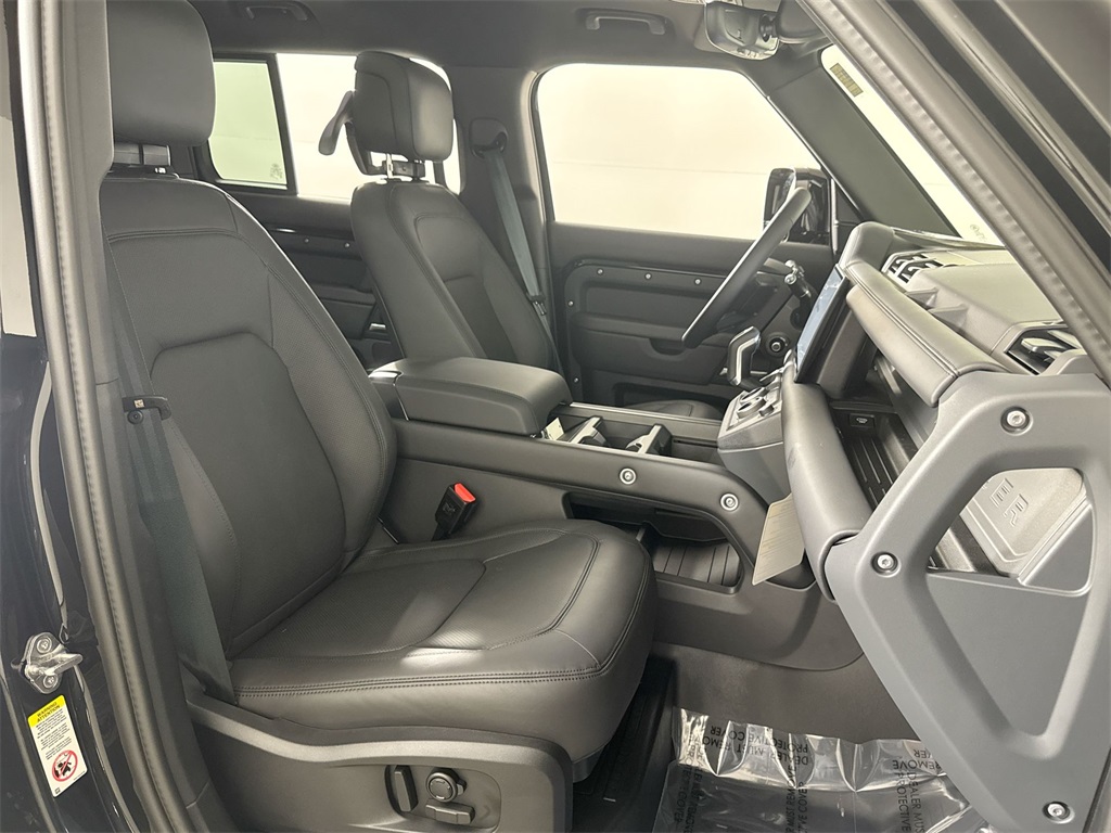 2025 Land Rover Defender 110 S photo 18