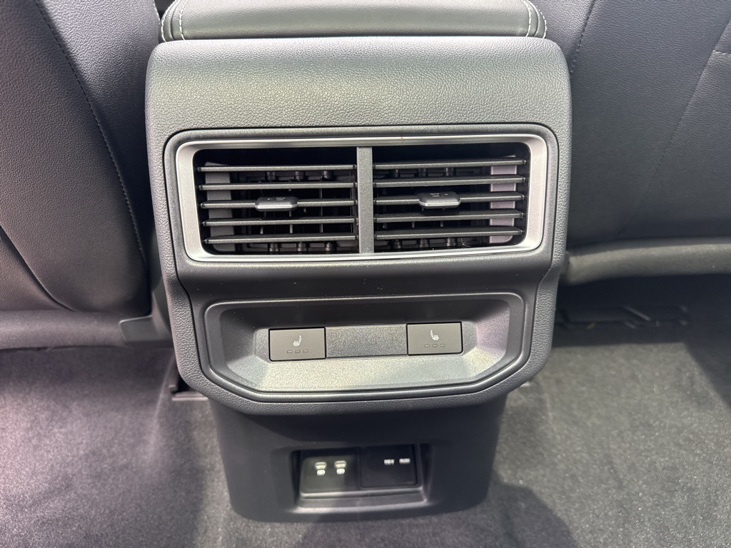 2025 Volkswagen Atlas Cross Sport SEL R-Line photo 16