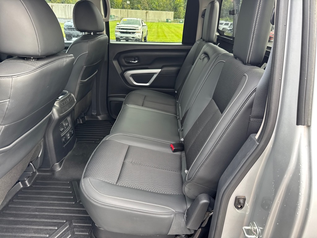 2019 Nissan Titan PRO-4X Crew Cab photo 14