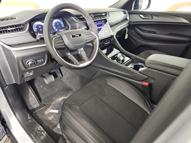 2025 Jeep Grand Cherokee Altitude photo 8