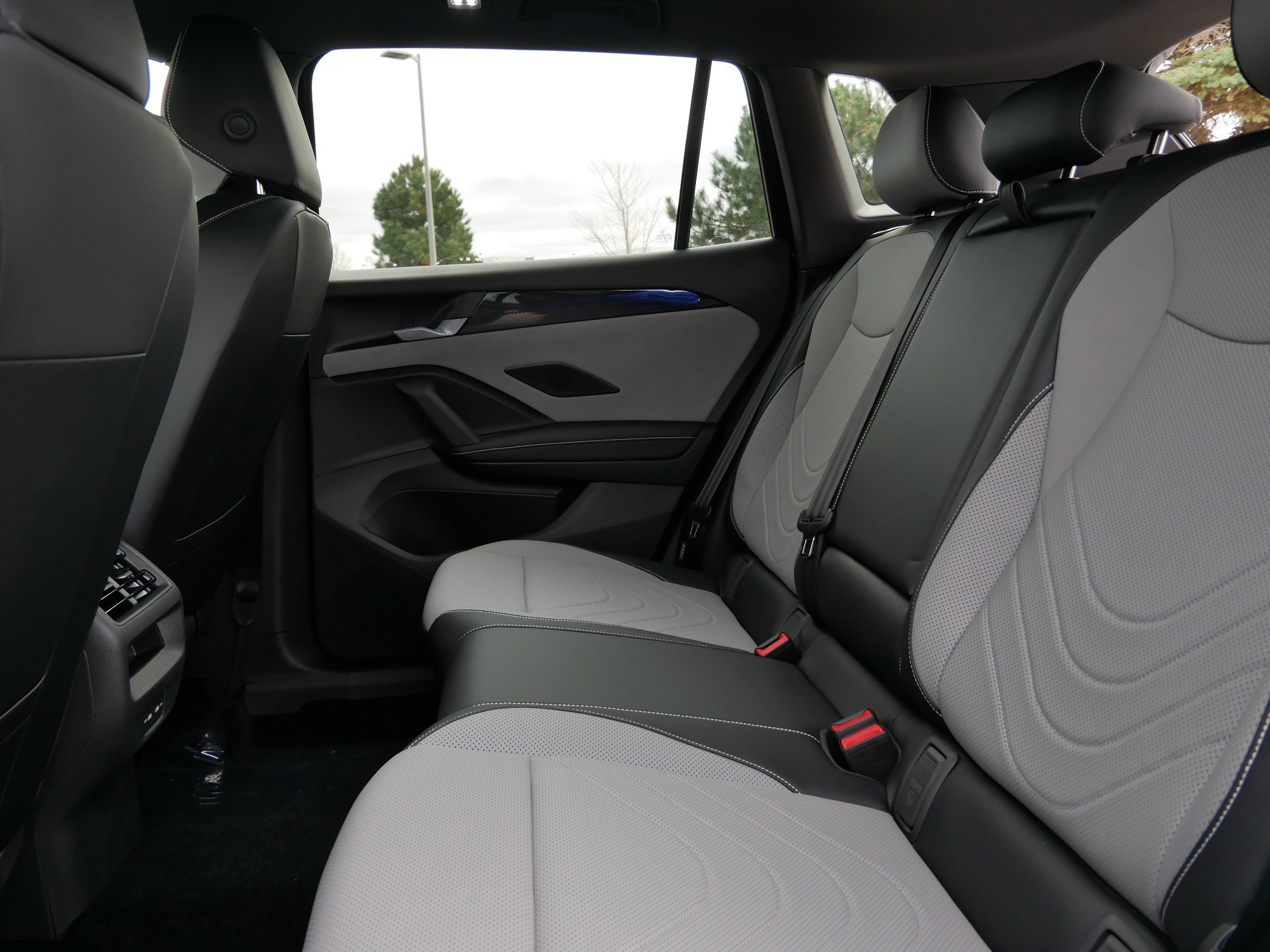 2026 Volkswagen Tiguan SE R-Line Black photo 4