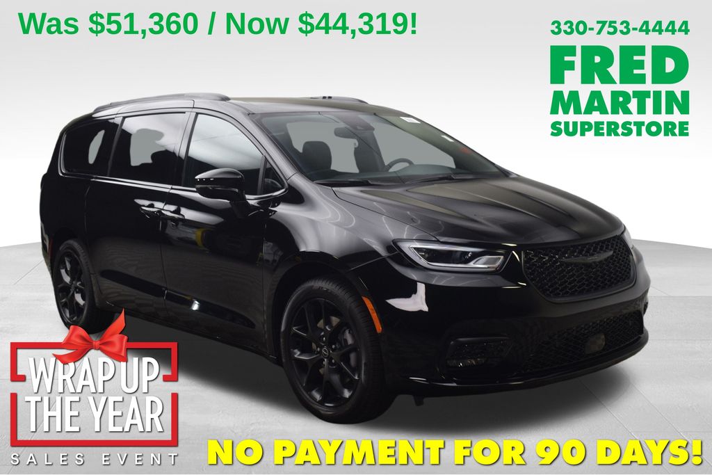 2026 Chrysler Pacifica Select's photo