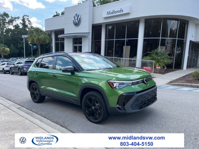 2025 Volkswagen Taos SE Black's photo