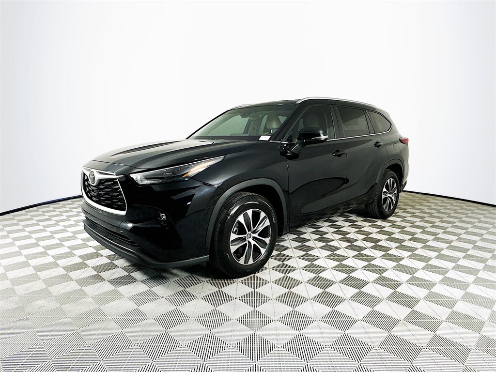 2023 Toyota Highlander XLE photo 2