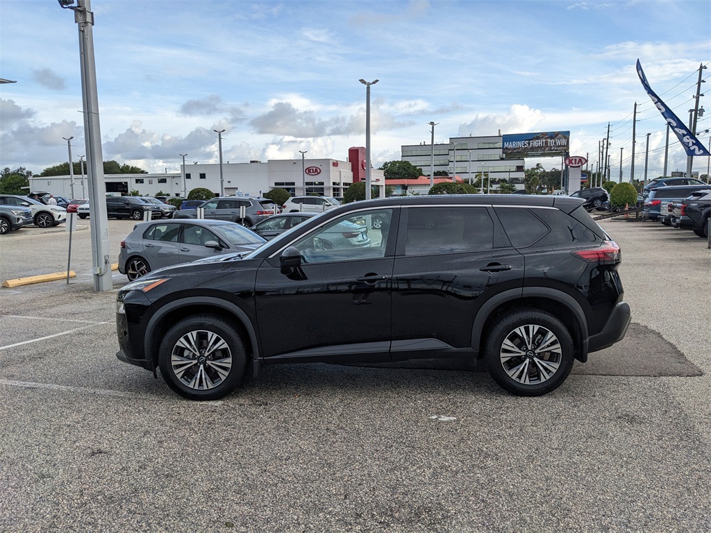 2022 Nissan Rogue SV photo 4