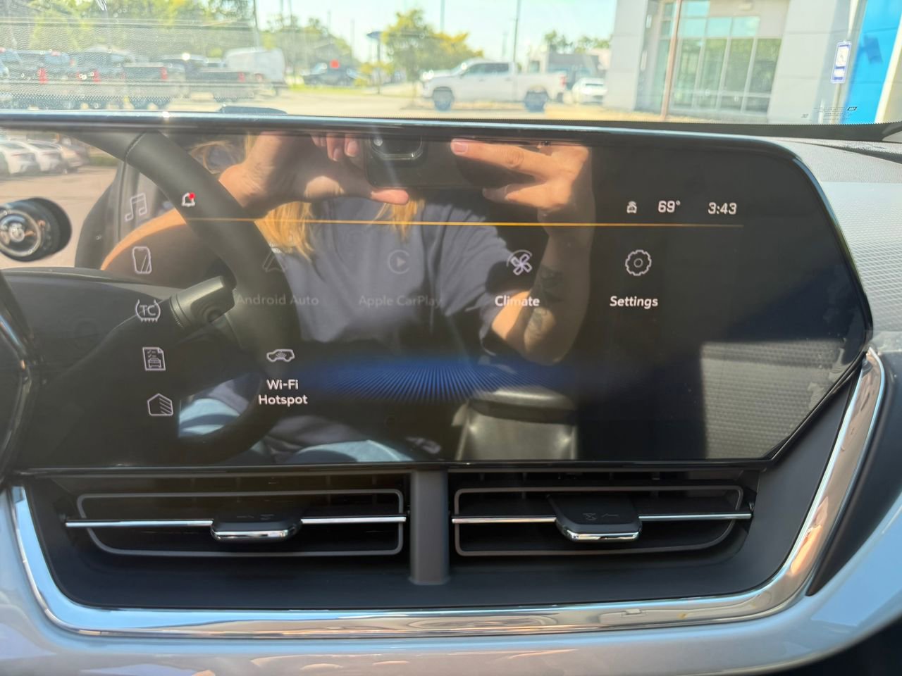 2025 Chevrolet Trax LT photo 21